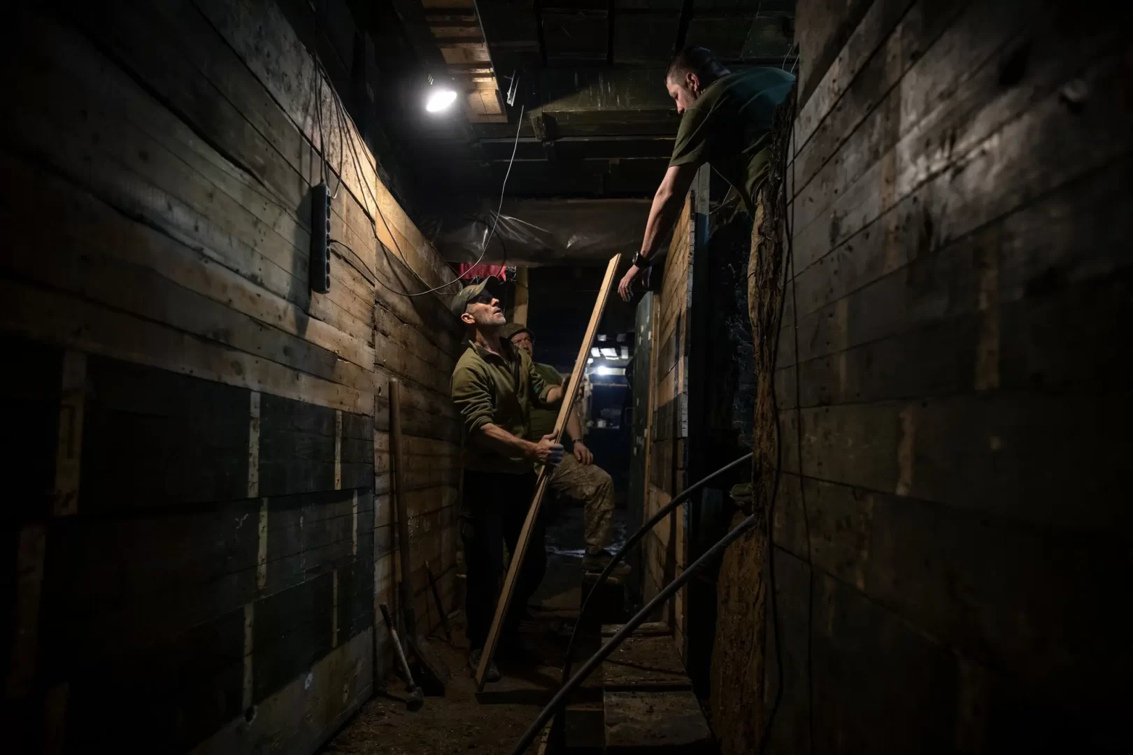 Бійці 110-ї окремої механізованої бригади ЗСУ ремонтують бліндаж на позиції під Авдіївкою в середу